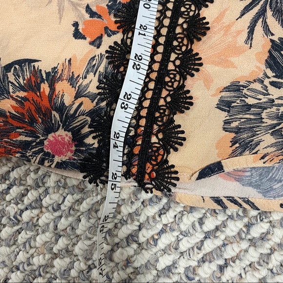 Pink Floral Blouse with Black Lace Details - Picture 8 of 9